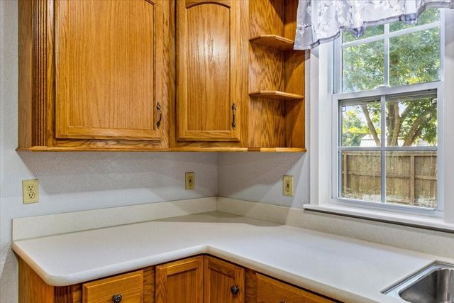 7911 Barry Avenue, Hitchcock, TX 77563