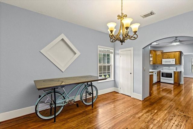 7911 Barry Avenue, Hitchcock, TX 77563