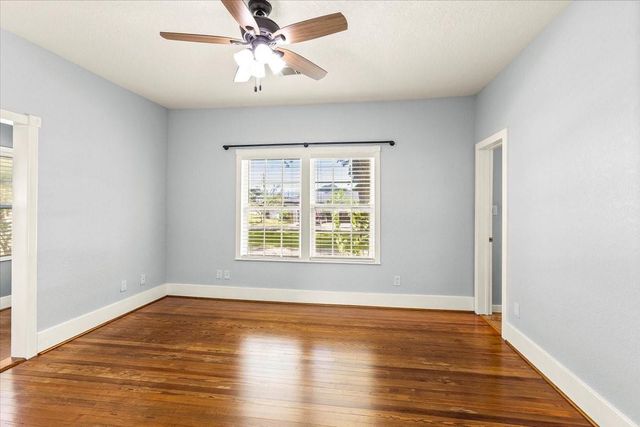 7911 Barry Avenue, Hitchcock, TX 77563