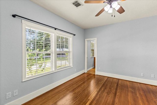 7911 Barry Avenue, Hitchcock, TX 77563