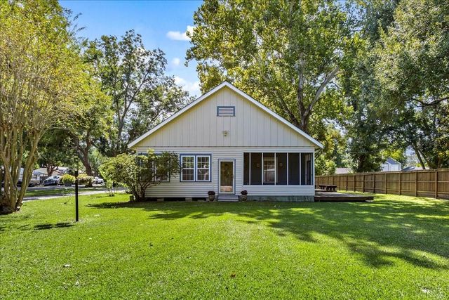 7911 Barry Avenue, Hitchcock, TX 77563