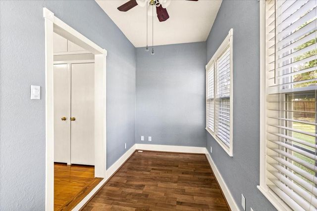 7911 Barry Avenue, Hitchcock, TX 77563