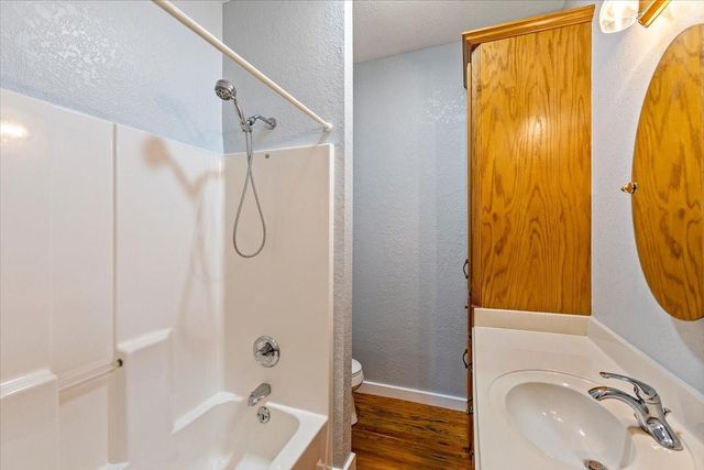 7911 Barry Avenue, Hitchcock, TX 77563