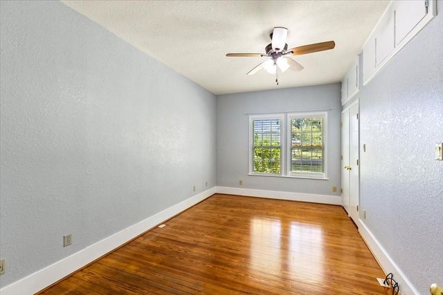 7911 Barry Avenue, Hitchcock, TX 77563