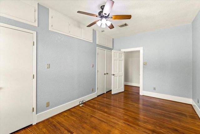 7911 Barry Avenue, Hitchcock, TX 77563