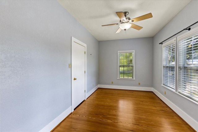 7911 Barry Avenue, Hitchcock, TX 77563