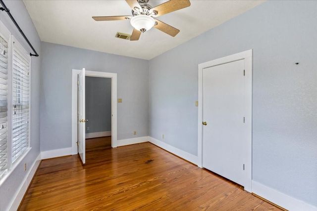 7911 Barry Avenue, Hitchcock, TX 77563