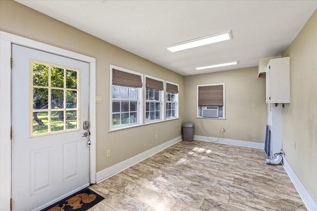 7911 Barry Avenue, Hitchcock, TX 77563