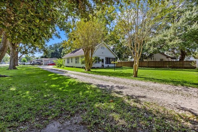 7911 Barry Avenue, Hitchcock, TX 77563