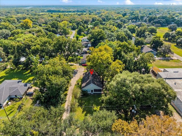 7911 Barry Avenue, Hitchcock, TX 77563