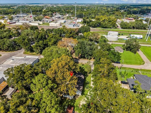 7911 Barry Avenue, Hitchcock, TX 77563