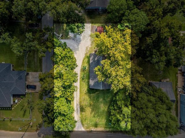 7911 Barry Avenue, Hitchcock, TX 77563