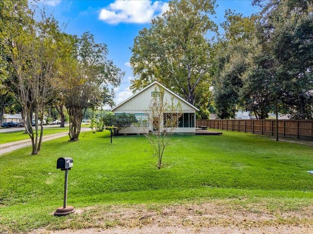 7911 Barry Avenue, Hitchcock, TX 77563