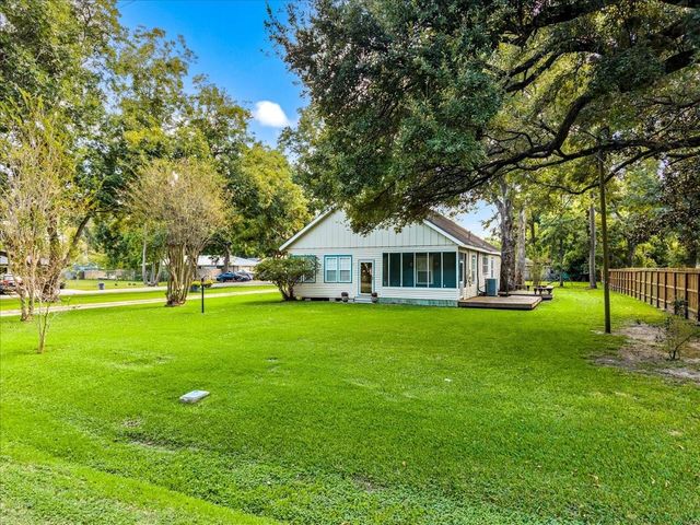 7911 Barry Avenue, Hitchcock, TX 77563