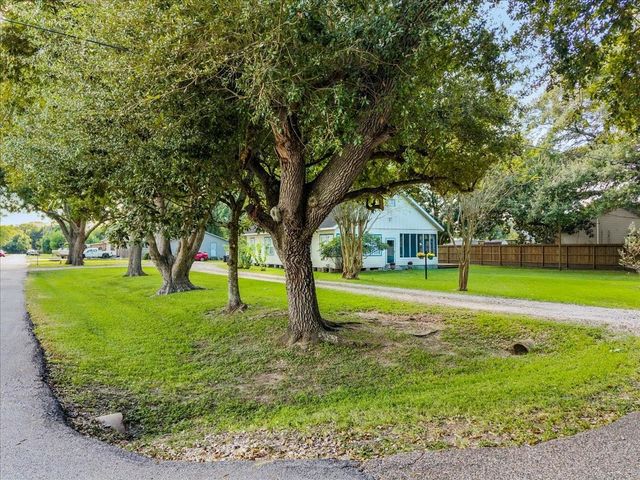 7911 Barry Avenue, Hitchcock, TX 77563
