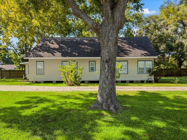 7911 Barry Avenue, Hitchcock, TX 77563