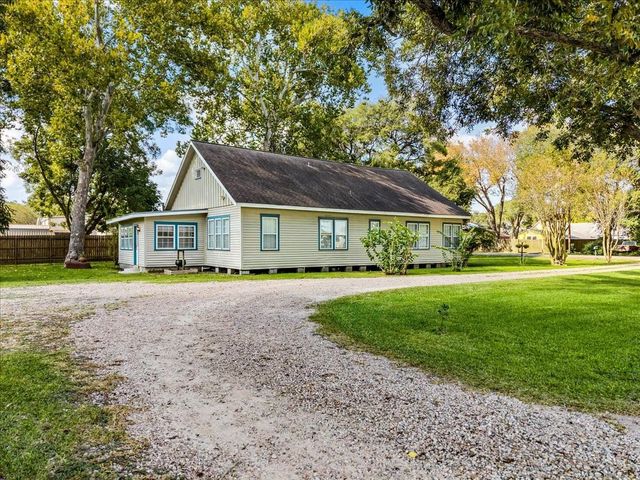7911 Barry Avenue, Hitchcock, TX 77563
