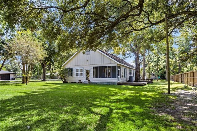7911 Barry Avenue, Hitchcock, TX 77563