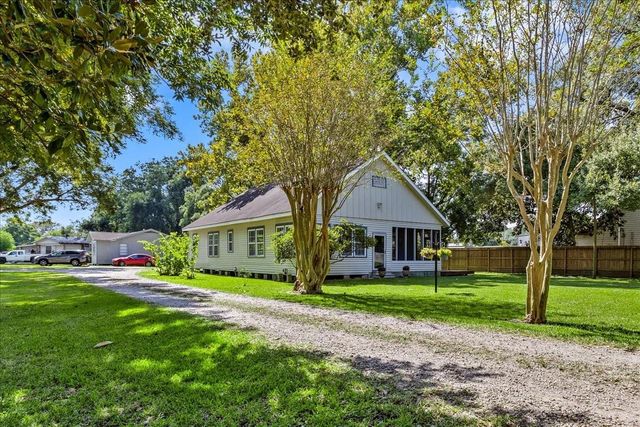 7911 Barry Avenue, Hitchcock, TX 77563