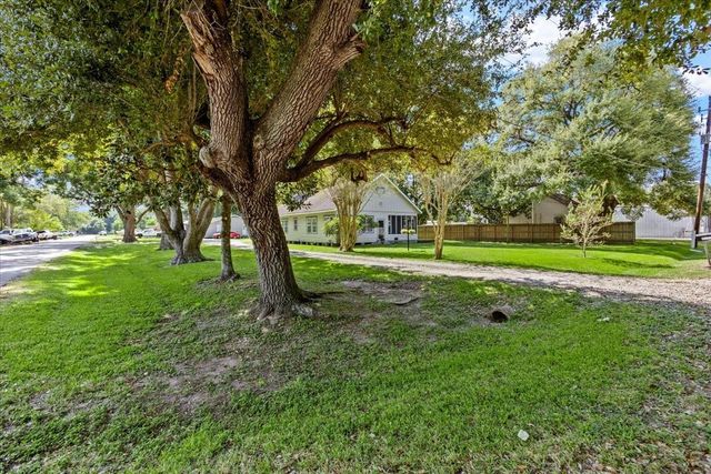 7911 Barry Avenue, Hitchcock, TX 77563