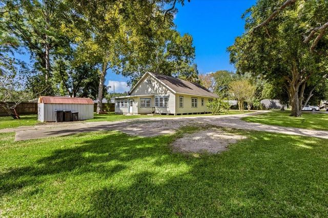 7911 Barry Avenue, Hitchcock, TX 77563