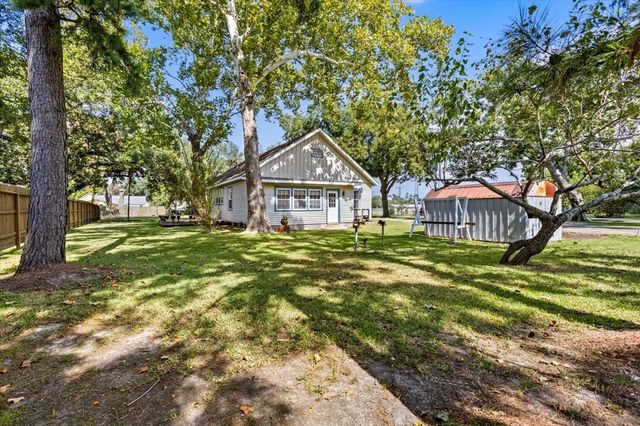 7911 Barry Avenue, Hitchcock, TX 77563