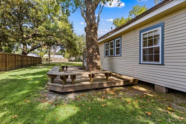 7911 Barry Avenue, Hitchcock, TX 77563