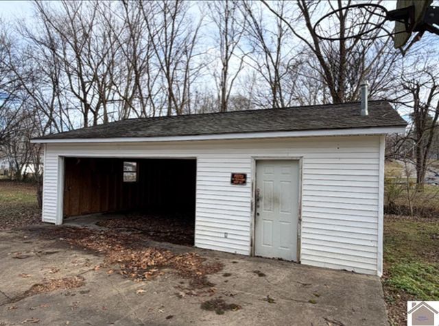 833 Cedar St., Calvert City, KY 42029