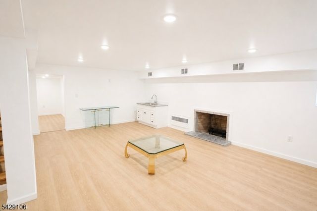946 50 Park Ave, Elizabeth City, NJ 07208