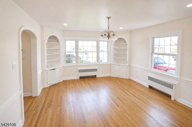 946 50 Park Ave, Elizabeth City, NJ 07208