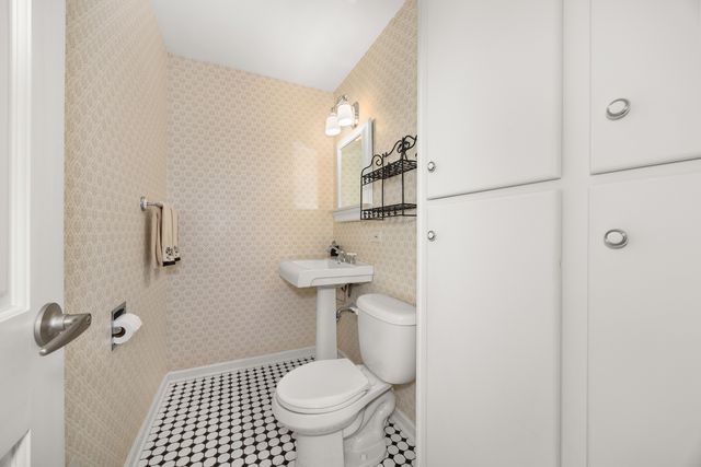 401 Greenwood Road, Glenview, IL 60025