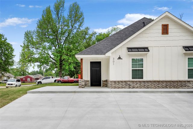 817 E 11th Street, Claremore, OK 74017