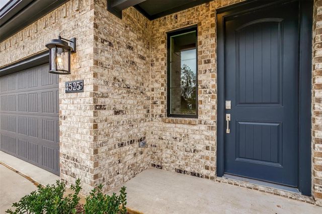 4532 Hogans Alley Drive, Arlington, TX 76001