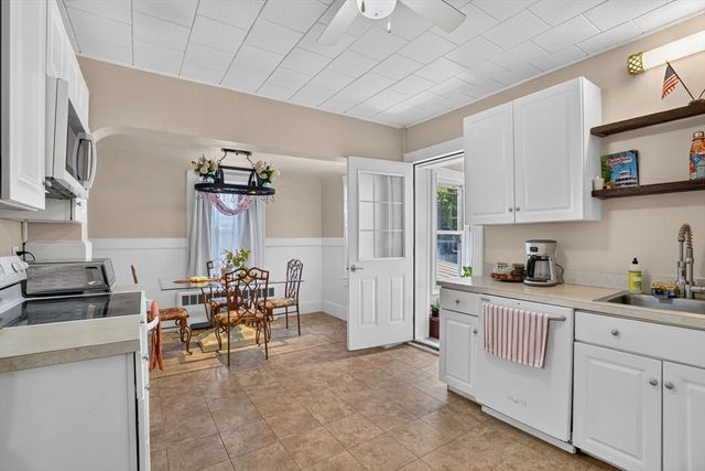 22 Fruit St, Leominster, MA 01453