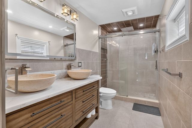 22 Fruit St, Leominster, MA 01453