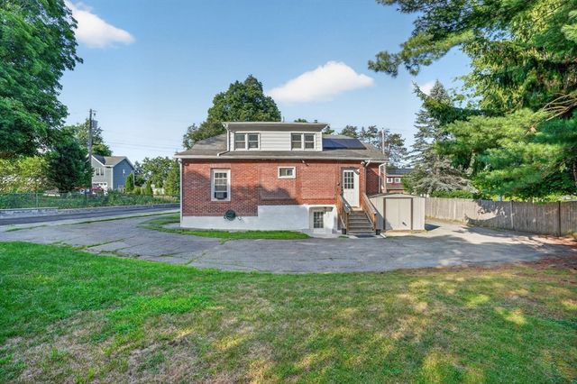 22 Fruit St, Leominster, MA 01453