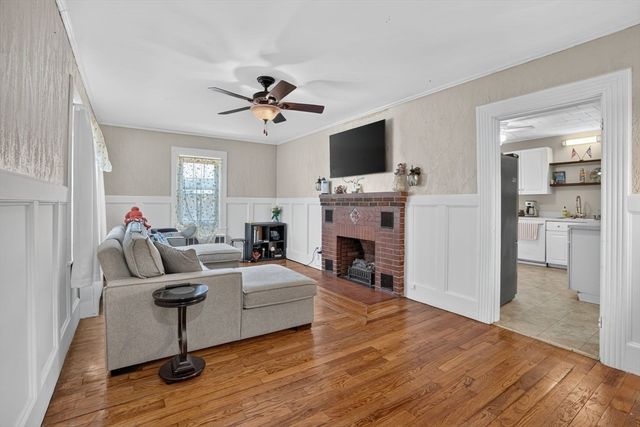 22 Fruit St, Leominster, MA 01453