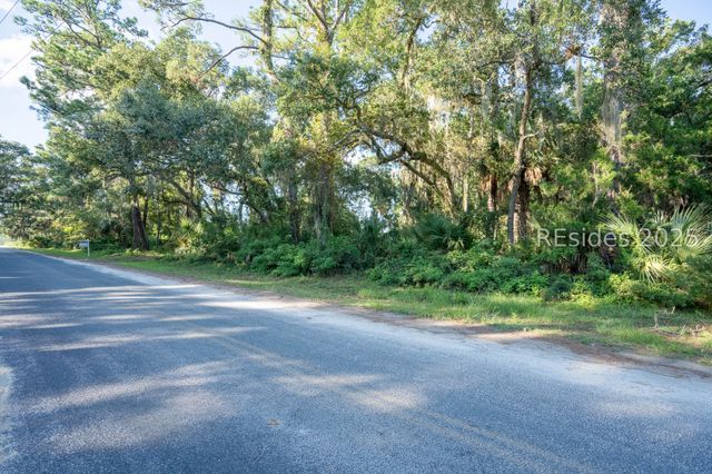 127 Horse Island Rd, St Helena Island, SC 29920