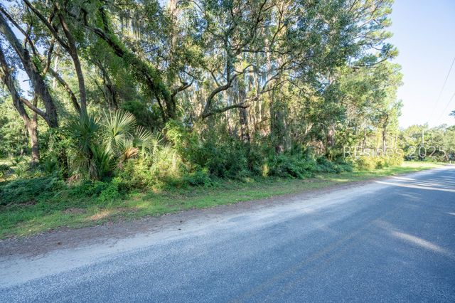 127 Horse Island Rd, St Helena Island, SC 29920
