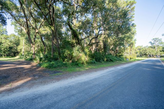 127 Horse Island Rd, St Helena Island, SC 29920