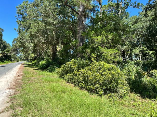 127 Horse Island Rd, St Helena Island, SC 29920