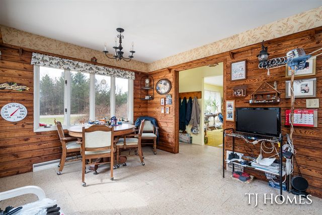 5818 E Sternberg Road, Fruitport, MI 49415