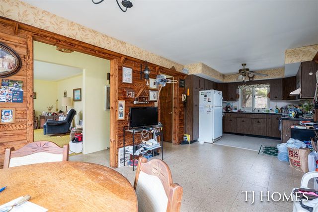 5818 E Sternberg Road, Fruitport, MI 49415