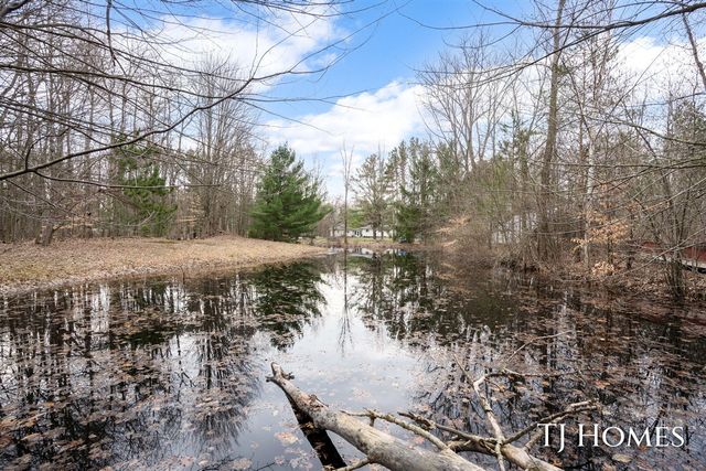 5818 E Sternberg Road, Fruitport, MI 49415
