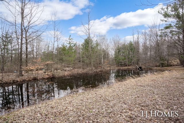 5818 E Sternberg Road, Fruitport, MI 49415