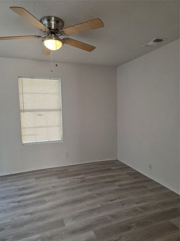531 W Spurgeon Street, Fort Worth, TX 76115