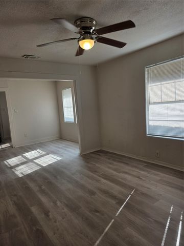 531 W Spurgeon Street, Fort Worth, TX 76115