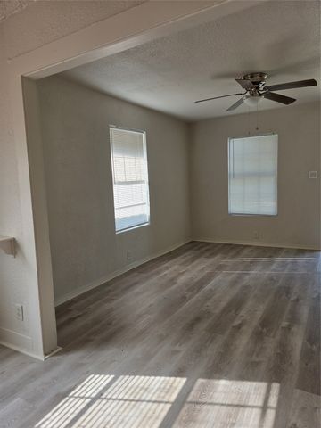 531 W Spurgeon Street, Fort Worth, TX 76115