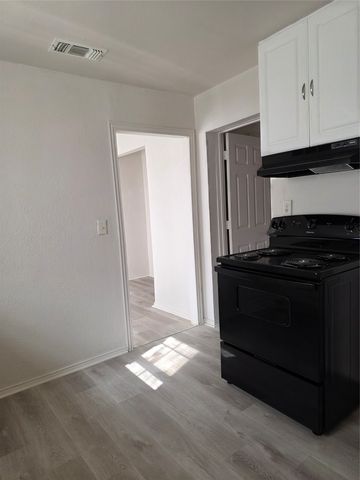 531 W Spurgeon Street, Fort Worth, TX 76115