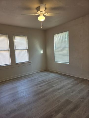 531 W Spurgeon Street, Fort Worth, TX 76115